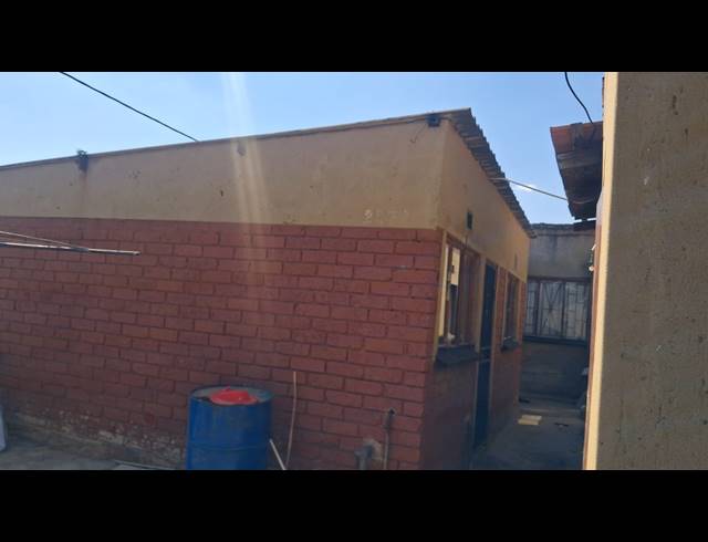 6 BEDROOM HOUSE FOR SALE IN TSAKANE EXT 12
